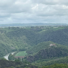 Vue sur le prieuré d'Ambialet du Puech Cabot (GR36)