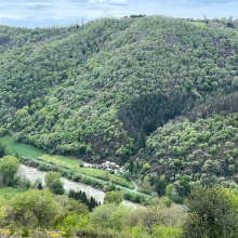 Vue Sur La Condomine et Cap-de-Port (berge nord du Tarn) lors de l'ascension du mont St Raphael (Pylones) depuis La Condomine