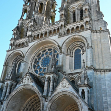 Nous avons rendez-vous sur la parvis de la cathédrale