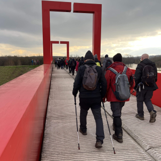 Passant par le pont rouge