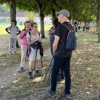 Petite halte dans une allée ombragée 